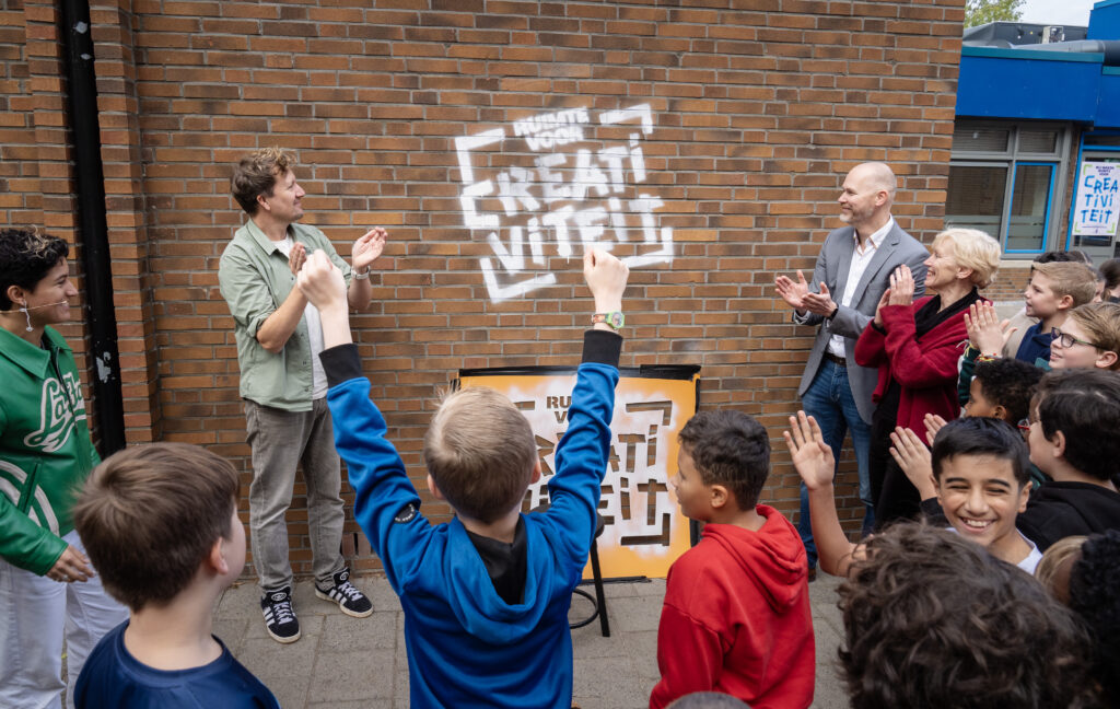 Het logo van de campagne Ruimte voor creativiteit op de muur van basisschool de Stromen in Alpen aan den Rijn.